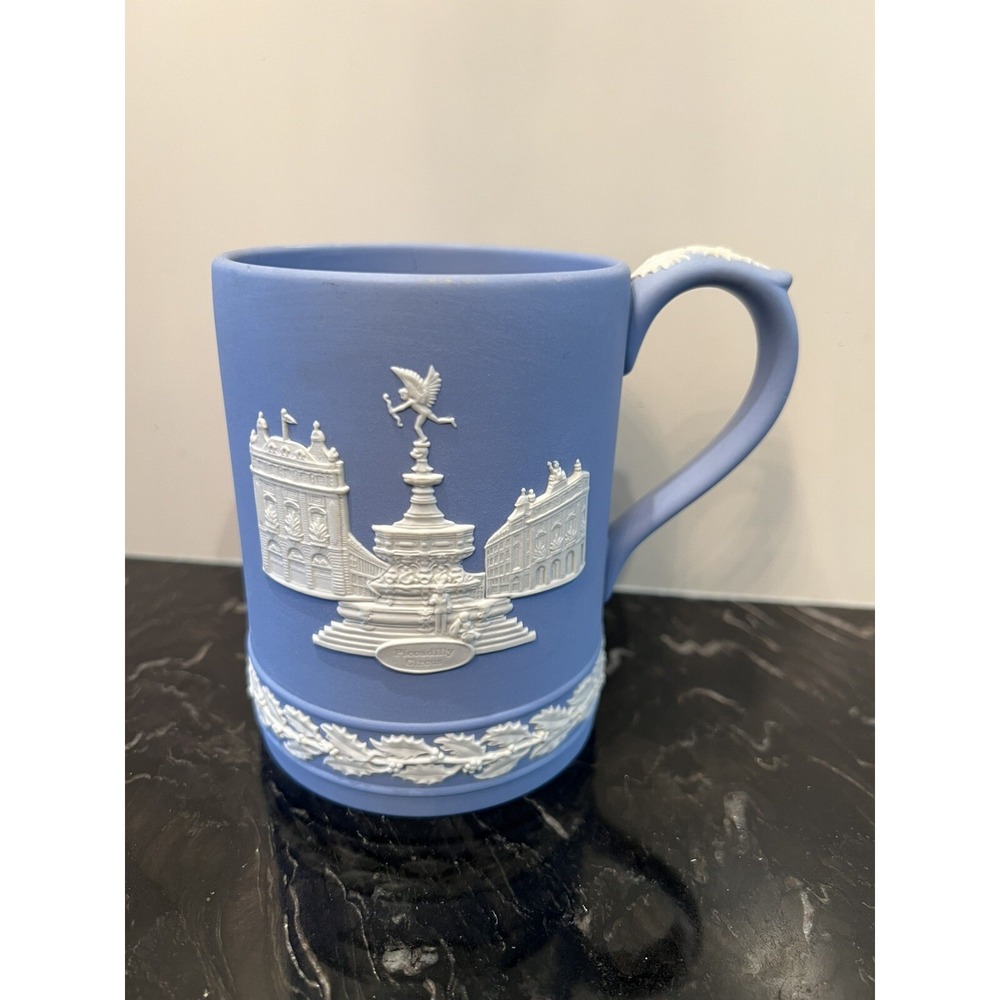 Vintage Christmas 1971 Wedgwood Mug Piccadilly Circus Made in England Blue White